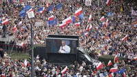 Unjuk rasa ini dipelopori oleh partai oposisi utama, Civic Platform (PO), yang dipimpin oleh Perdana Menteri Donald Tusk. Para pemimpin PO berharap dapat memanfaatkan pertemuan hari Minggu itu untuk membangun momentum menjelang pemungutan suara dan mendapatkan kembali kendali politik dari partai konservatif Hukum dan Keadilan (PiS) yang telah memerintah Polandia sejak 2015. 