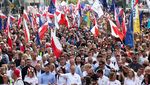 Warsawa Jadi Lautan Manusia, Ada Apa?