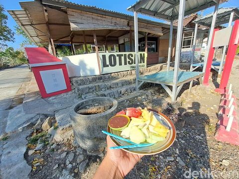 Warung lotis Mbah Sumi di tepi Telaga Rowo Sumberejo, Kecamatan Batuwarno, Kabupaten Wonogiri, Selasa (3/10/2023).