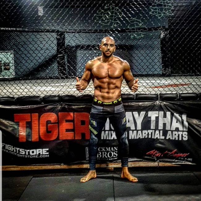 Kamu telah menjadi sensasi sebagai bodyguard Lionel Messi. Kamu jadi viral ketika menjaga dia selama pertandingan Inter Miami. Video kamu berlari naik turun sudah dilihat jutaan kali dan orang-orang mulai menyukaimu, tulis Mike kepada Yassine. Foto: Instagram @yasstcheuko