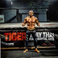 Kamu telah menjadi sensasi sebagai bodyguard Lionel Messi. Kamu jadi viral ketika menjaga dia selama pertandingan Inter Miami. Video kamu berlari naik turun sudah dilihat jutaan kali dan orang-orang mulai menyukaimu, tulis Mike kepada Yassine. Foto: Instagram @yasstcheuko