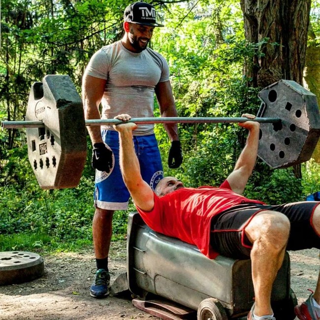 Penawaran menggiurkan itu sampai saat ini belum ditanggapi oleh Yassine Chueko. Pria tersebut sebelumnya memang sering mengunggah konten yang memamerkan tubuh kekarnya tapi tidak berhubungan dengan pornografi. Ia sendiri sebelumnya lebih fokus mengajar bela diri setelah pensiun dari tugasnya sebagai tentara. Foto: Instagram @yasstcheuko