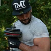 Yassine Chueko adalah seorang mantan marinir yang jadi petarung MMA dan pengajar bela diri. Pria yang pernah ikut perang di Irak itu disebut merupakan salah satu dari 50 tim keamanan Lionel Messi dan keluarga selama berada di AS. Yassine adalah bodyguard pribadi sang pemain bola yang menjaganya bahkan saat pertandingan. Foto: Instagram @yasstcheuko