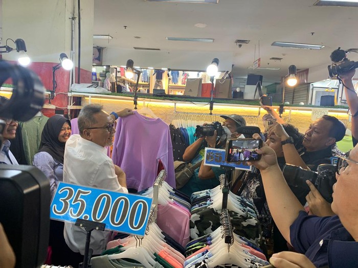 Zulkifli Hasan melakukan kunjungan ke Pusat Grosir Cililitan