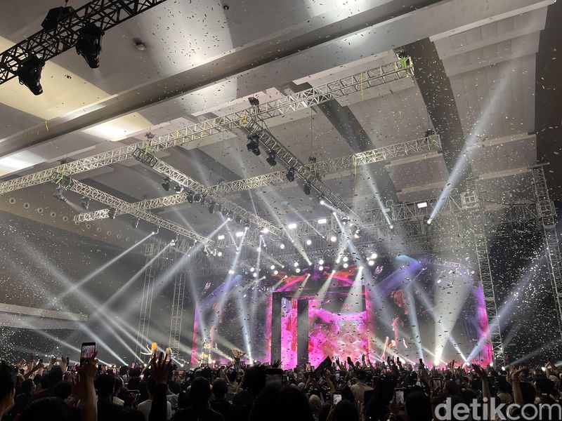 Suasana meriah di 2023 LE SSERAFIM TOUR Flame Rises in Jakarta di Hall B3 JIEXPO Kemoayoran, Jakarta Utara, Selasa (3/10/2023).