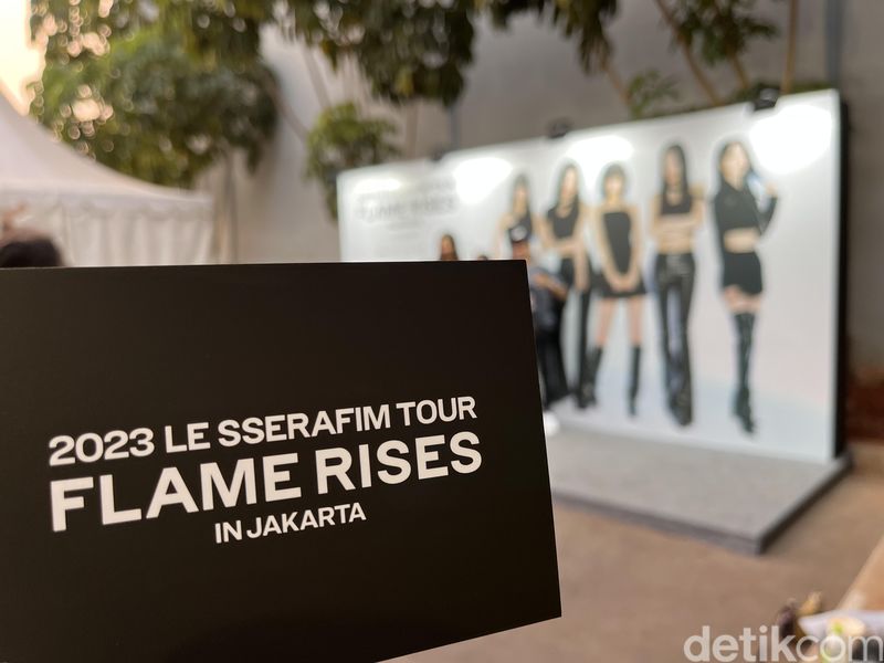 Suasana meriah di 2023 LE SSERAFIM TOUR Flame Rises in Jakarta di Hall B3 JIEXPO Kemoayoran, Jakarta Utara, Selasa (3/10/2023).