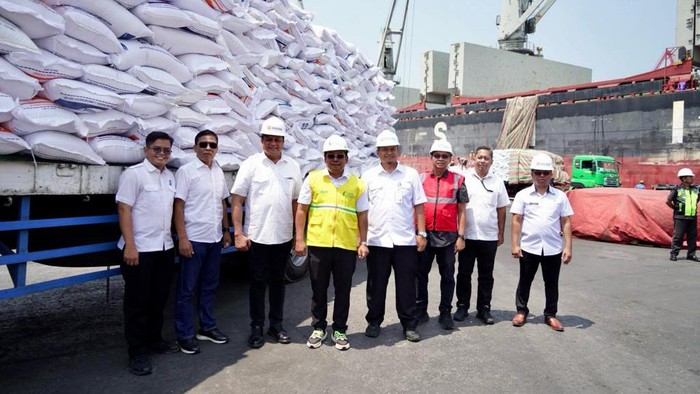 Sebanyak 27.000 ton beras impor asal Vietnam masuk Indonesia. Pasokan beras impor tersebut untuk memenuhi cadangan beras pemerintah (CBP) yang dikelola oleh Perum Bulog.