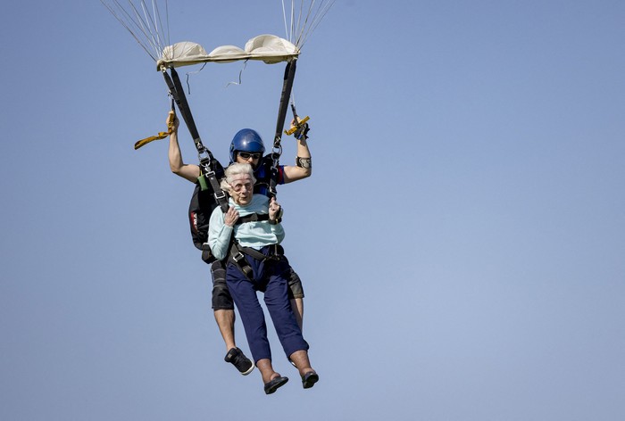 Dorothy Hoffner, 104, becomes the oldest person in the world to sky-dive on Oct. 1, 2023, at Skydive Chicago in Ottawa, Illinois. Shes with tandem jumper Derek Baxter. (Brian Cassella/Chicago Tribune/TNS/ABACAPRESS.COM - NO FILM, NO VIDEO, NO TV, NO DOCUMENTARYNo Use CHICAGO.