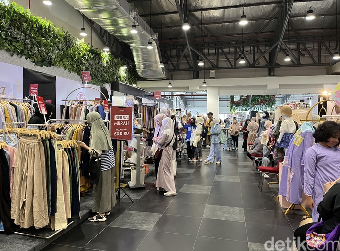 Acara bazar brand lokal modTanah Air berjudul Glam Local Warehouse Sale di Aeon Tanjung Barat. Mulai dari tanggal 3-8 Oktober 2023.