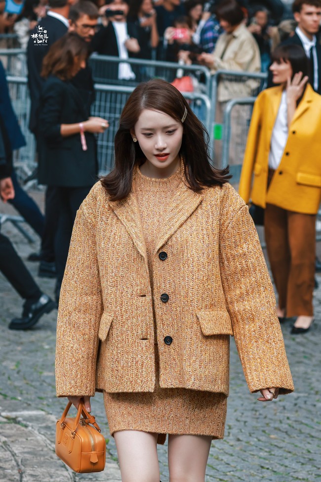 Bintang drama Korea King the Land itu tampil cantik bak boneka dalam balutan top, skirt, dan blazer rajutan serasi berwarna coklat. Penampilannya dilengkapi dengan koleksi tas Miu Miu dan sepasang boots.Foto: Instagram