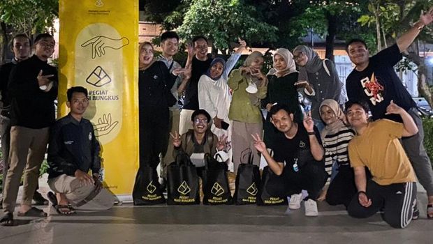 Aksi bagi-bagi nasi bungkus komunitas Pegiat Nasibungkus Surabaya (PNS).