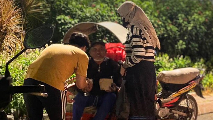 Aksi bagi-bagi nasi bungkus komunitas Pegiat Nasibungkus Surabaya (PNS).