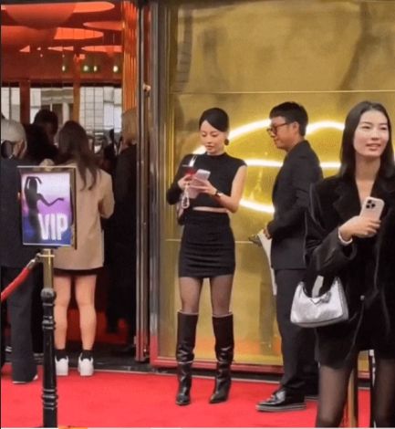 Angelababy dan Jenny Zhang Menonton Crazy Horse Angelababy dan Jenny Zhang Menonton Crazy Horse