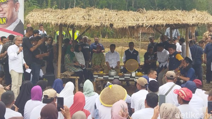 Anies-Cak Imin di Desa Jingkang, Ajibarang, Banyumas, Jawa Tengah (Kurniawan/detikcom).