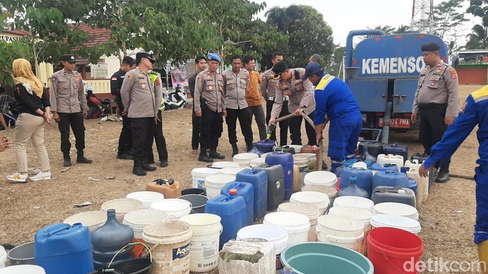 Antrean jerigen warga Tasikmalaya demi dapat air bersih
