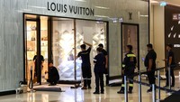 Pekerja memperbaiki pintu kaca sebuah toko mewah di dalam pusat perbelanjaan mewah Siam Paragon, Bangkok, Thailand, Rabu (4/10/2023).