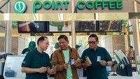 VP Transaction Banking Individual Bank Mandiri Liswanto Utomo W, SVP Transaction Banking Retail Sales Bank Mandiri Thomas Wahyudi, Special Project Director PT Indomarco Prismatama Burhan Bahar dan Coordinator Director PT Indomarco Prismatama Wiwiek Yusuf hadir dalam acara kerjasama di Menara Indomaret, Pantai Indah Kapuk, Jakarta, Rabu (4/10/2023).