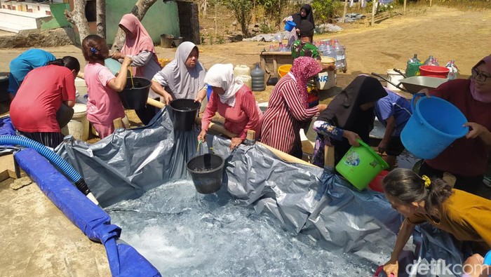 Bantuan air bersih sebanyak 8.000 liter dari Polres Magelang Kota diserbu warga Dusun Tepo, Desa Dlimas, Kecamatan Tegalrejo, Kabupaten Magelang, Rabu (4/10/2023).