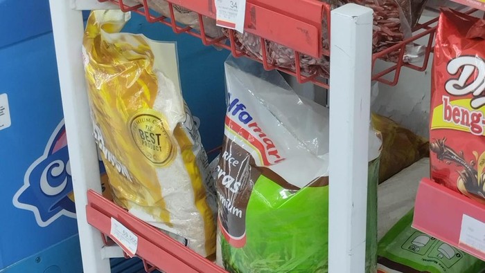 Beli beras di ritel modern sudah dibatasi, maksimal dua kantong ukuran 5kg