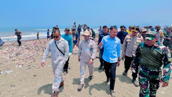 Bey Tinjau Tumpukan Sampah di Pantai Cibutun Sukabumi