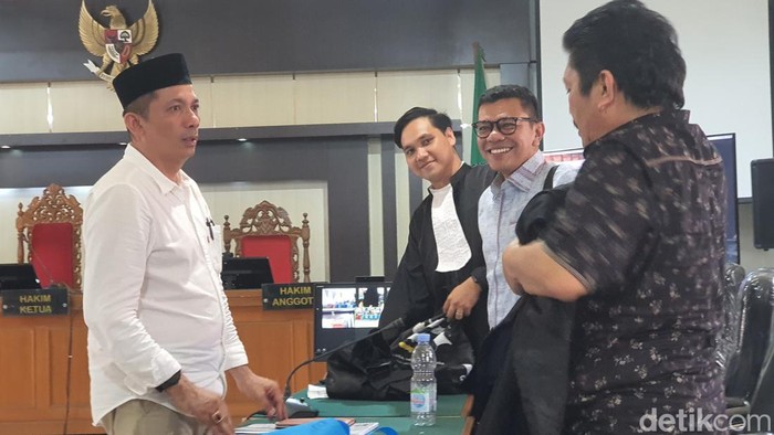 Bupati Meranti M Adil saat pemeriksaan saksi di PN Tipikor Pekanbaru (Raja Adil Siregar/detikSumut)