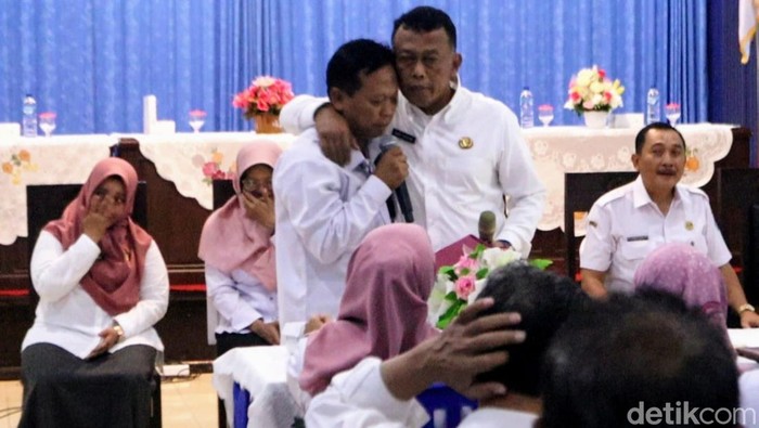 Bupati Ponorogo Sugiri Sancoko memeluk Kepsek SMPN 1 Ponorogo yang mengundurkan diri usai viral minta sumbangan beli mobil