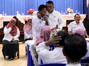 Pelukan Bupati ke Kepala SMPN 1 Ponorogo yang Mundur Buntut Sumbangan Mobil