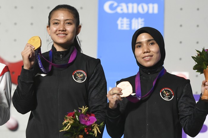 Atlet panjat tebing Indonesia Desak Made Rita Kusuma Dewi (kiri) dan Rajiah Sallsabillah menunjukkan medali nomor speed putri Asian Games 2022 di Shaoxing Keqiao Yangshan Sport Climbing Centre, Shaoxing, China, Selasa (3/10/2023). Desak berhasil meraih emas usai menang dengan catatan waktu 6,364 detik dan Rajiah Sallsabillah meraih perunggu dengan mencatatkan waktu 6.879 detik . ANTARA FOTO/Hafidz Mubarak A/rwa.