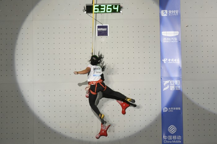 Atlet panjat tebing Indonesia Desak Made Rita Kusuma Dewi (kiri) dan Rajiah Sallsabillah menunjukkan medali nomor speed putri Asian Games 2022 di Shaoxing Keqiao Yangshan Sport Climbing Centre, Shaoxing, China, Selasa (3/10/2023). Desak berhasil meraih emas usai menang dengan catatan waktu 6,364 detik dan Rajiah Sallsabillah meraih perunggu dengan mencatatkan waktu 6.879 detik . ANTARA FOTO/Hafidz Mubarak A/rwa.