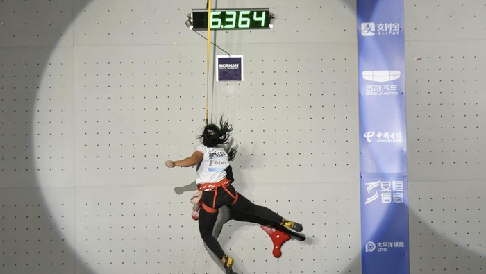 Cabor Panjat Tebing Raih Emas dan Perunggu Asian Games Atlet panjat tebing Indonesia Desak Made Rita Kusuma Dewi (kiri) dan Rajiah Sallsabillah menunjukkan medali nomor speed putri Asian Games 2022 di Shaoxing Keqiao Yangshan Sport Climbing Centre, Shaoxing, China, Selasa (3/10/2023). Desak berhasil meraih emas usai menang dengan catatan waktu 6,364 detik dan Rajiah Sallsabillah meraih perunggu dengan mencatatkan waktu 6.879 detik . ANTARA FOTO/Hafidz Mubarak A/rwa.