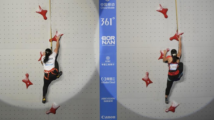 Atlet panjat tebing Indonesia Desak Made Rita Kusuma Dewi (kiri) dan Rajiah Sallsabillah menunjukkan medali nomor speed putri Asian Games 2022 di Shaoxing Keqiao Yangshan Sport Climbing Centre, Shaoxing, China, Selasa (3/10/2023). Desak berhasil meraih emas usai menang dengan catatan waktu 6,364 detik dan Rajiah Sallsabillah meraih perunggu dengan mencatatkan waktu 6.879 detik . ANTARA FOTO/Hafidz Mubarak A/rwa.