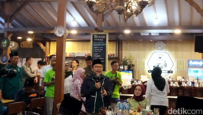 Cak Imin mengimbau para relawan agar tidak terpengaruh dengan isu miring terhadap pasangan AMIN (Kurniawan F/detikcom)