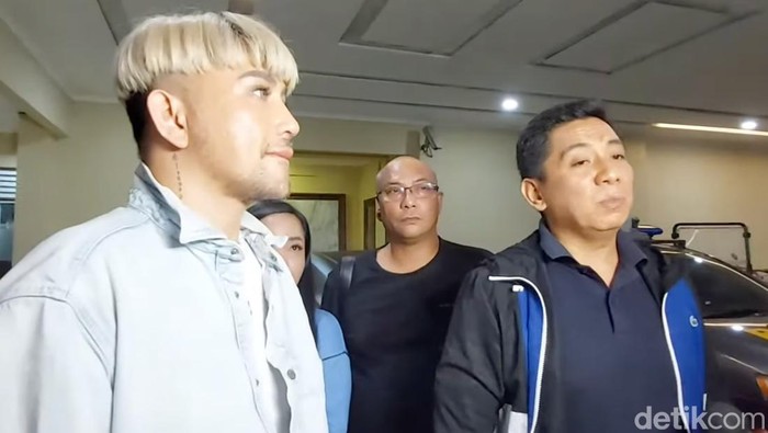 Caren Delano laporkan sopir pribadinya.