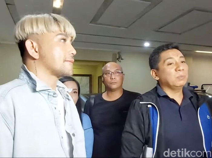 Caren Delano laporkan sopir pribadinya.