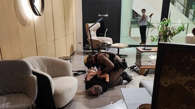 Detik-detik Penangkapan Remaja Penembak di Mal Bangkok