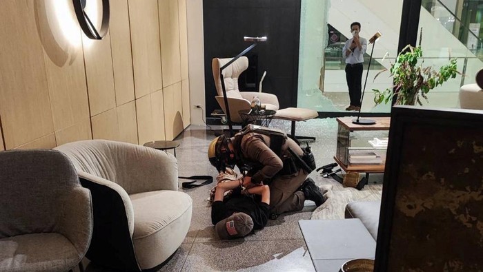 A suspected gunman is detained following shots fired at the luxury Siam Paragon shopping mall, in Bangkok, Thailand, October 3, 2023. Thai rescue workers association/Handout via REUTERS   NO RESALES NO ARCHIVES. THIS IMAGE HAS BEEN SUPPLIED BY A THIRD PARTY