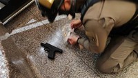 Penembakan terjadi di sebuah pusat perbelanjaan besar di pusat Kota Bangkok, Thailand, pada Selasa (3/10) hingga membuat ratusan orang berlarian kabur dari lokasi kejadian. (Thai rescue workers association/Handout via REUTERS)