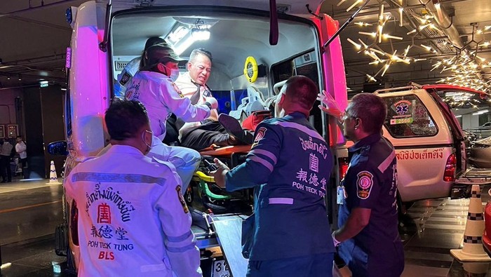 Detik-detik Penangkapan Pelaku Penembakan di Mal Bangkok A suspected gunman is detained following shots fired at the luxury Siam Paragon shopping mall, in Bangkok, Thailand, October 3, 2023. Thai rescue workers association/Handout via REUTERS NO RESALES NO ARCHIVES. THIS IMAGE HAS BEEN SUPPLIED BY A THIRD PARTY