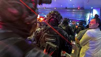 Komando polisi Thailand mengamankan lokasi penembakan di mal mewah Siam Paragon, Bangkok, Thailand, Selasa (3/10/2023). (REUTERS/Devjyot Ghoshal)