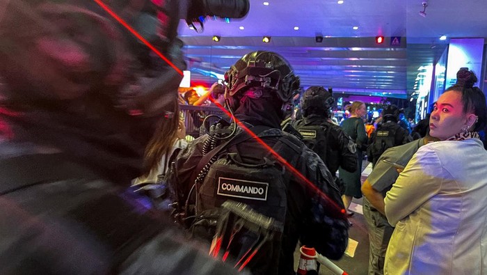 Detik-detik Penangkapan Pelaku Penembakan di Mal Bangkok Thai police commando arrive following shots fired at the luxury Siam Paragon shopping mall, in Bangkok, Thailand, October 3, 2023. REUTERS/Devjyot Ghoshal