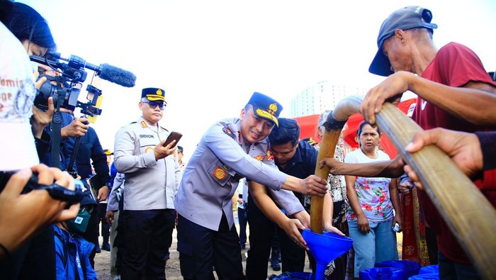 Divhumas Polri menggelar bakti sosial pembagian air bersih kepada masyarakat Penjaringan, Jakut yang kekurangan air bersih akibat kemarau panjang. (dok Polri)
