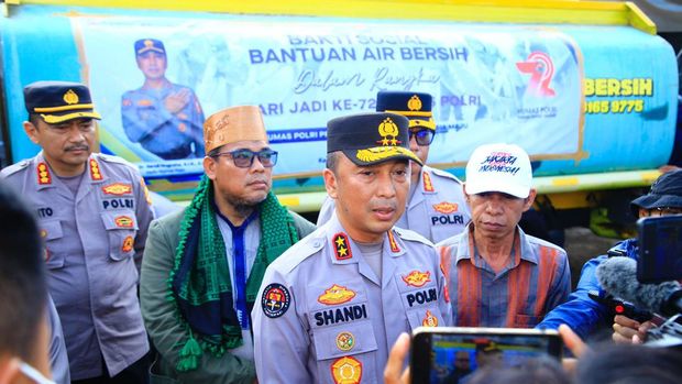 Divhumas Polri menggelar bakti sosial pembagian air bersih kepada masyarakat Penjaringan, Jakut yang kekurangan air bersih akibat kemarau panjang. (dok Polri)