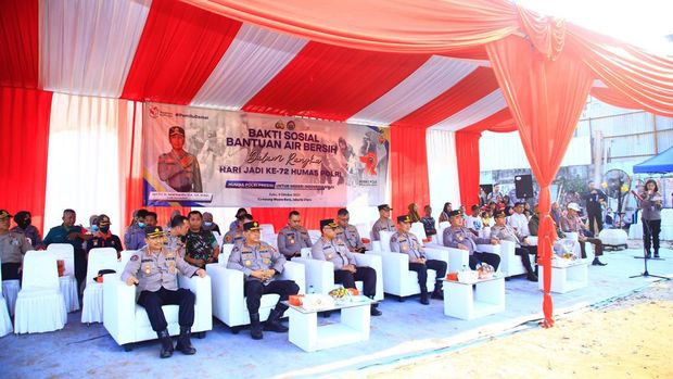 Divhumas Polri menggelar bakti sosial pembagian air bersih kepada masyarakat Penjaringan, Jakut yang kekurangan air bersih akibat kemarau panjang. (dok Polri)