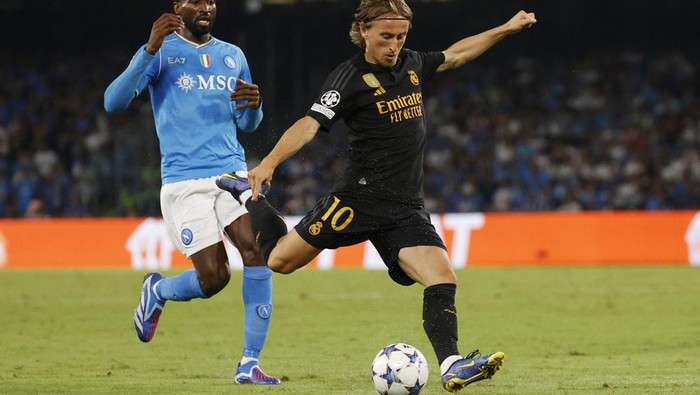 Soccer Football - Champions League - Group C - Napoli v Real Madrid - Stadio Diego Armando Maradona, Naples, Italy - October 3, 2023 Real Madrids Luka Modric shoots at goal REUTERS/Ciro De Luca