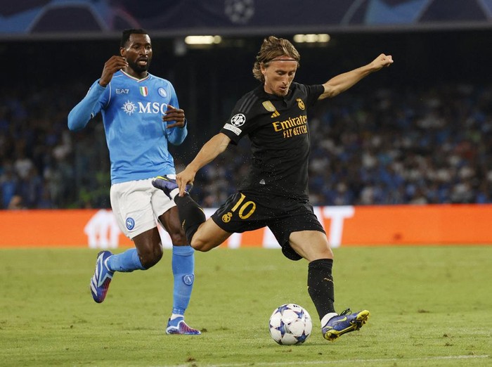 Soccer Football - Champions League - Group C - Napoli v Real Madrid - Stadio Diego Armando Maradona, Naples, Italy - October 3, 2023 Real Madrids Luka Modric shoots at goal REUTERS/Ciro De Luca