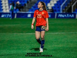 Potret Viral Elena Julve, Wanita yang Disebut Pemain Bola Terkecil di Dunia