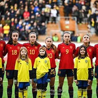 Elena Julve sendiri disebut sebagai pemain bola terkecil atau terpendek di dunia. Foto: Instagram @elenajulve