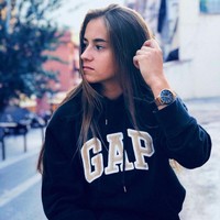 Begini penampilannya di luar lapangan. Elena terlihat lebih suka memakai busana yang nyaman. Foto: Instagram @elenajulve