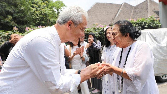 Ganjar Pranowo bertemu Ceu Popong