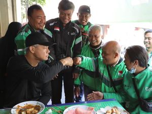 Momen Ganjar Lari Pagi hingga Ngobrol Bareng Ojol di Bandung
